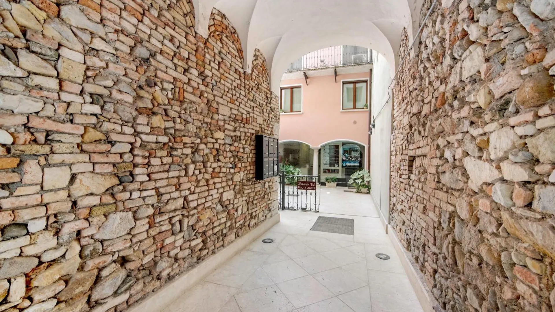 Chiara'S Exclusive In Desenzano Apartman Desenzano del Garda 0*,